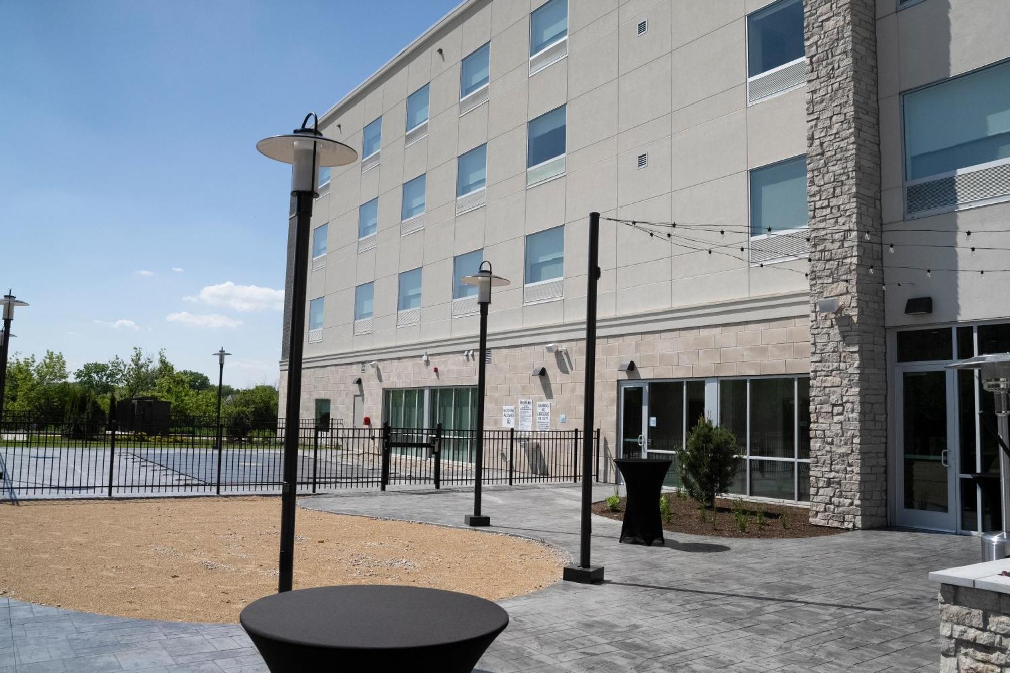 Holiday Inn Express & Suites Chicago Schaumburg By Ihg Exterior foto